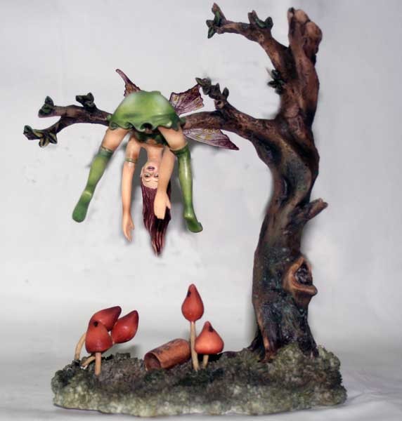 Figura de resina de hada en un árbol