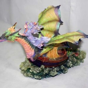 Figura de resina de hada sobre dragón