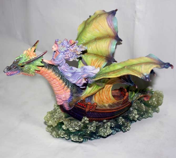 Figura de resina de hada sobre dragón