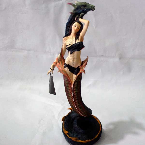 Figura de resina de mujer con dragón