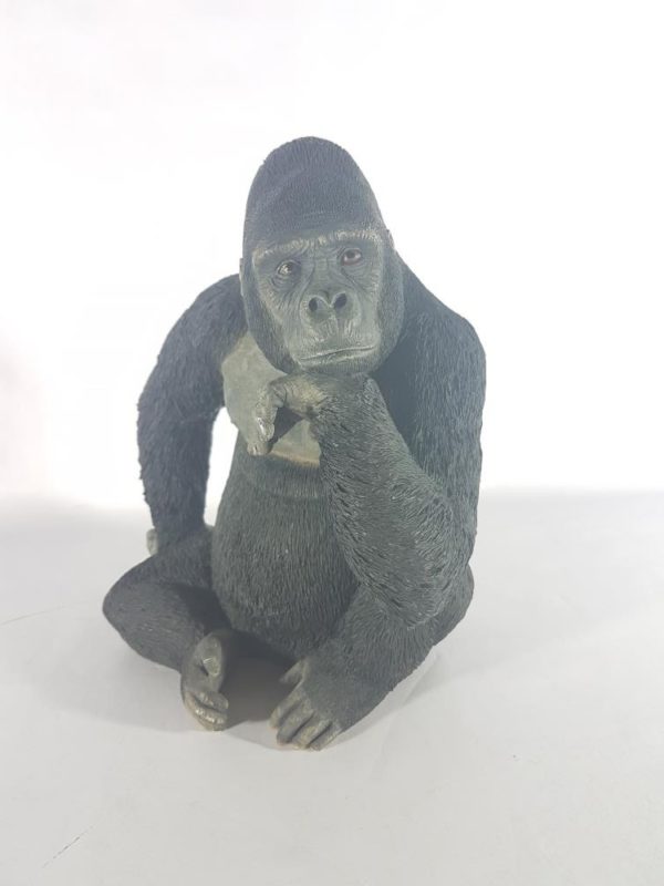 Figura de resina de gorila con espalda plateada