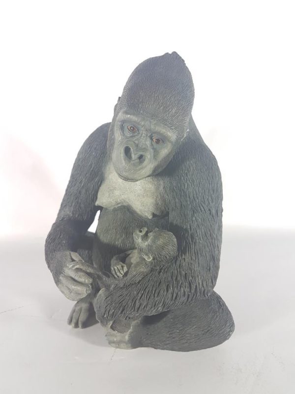 Figura de resina de gorila con cría