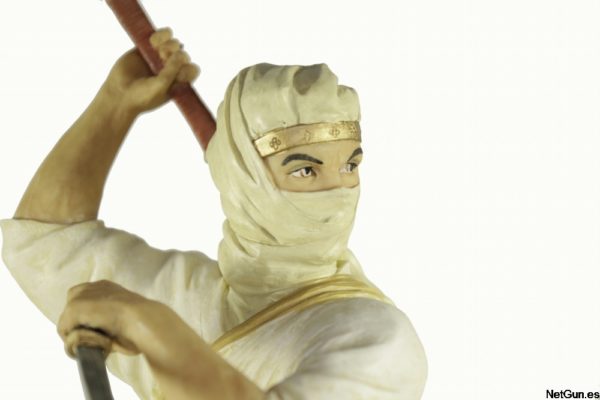 Figura de resina de ninja blanco