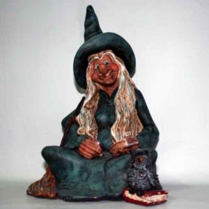 Figura de terracota de bruja con buho