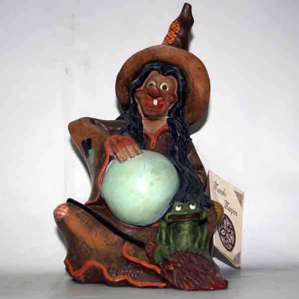 Figura de terracota de bruja con bola de cristal