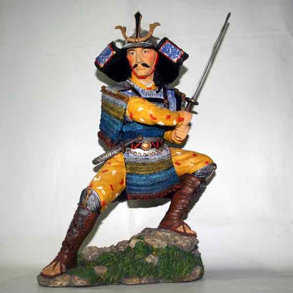 Figura de resina de samurai en lucha