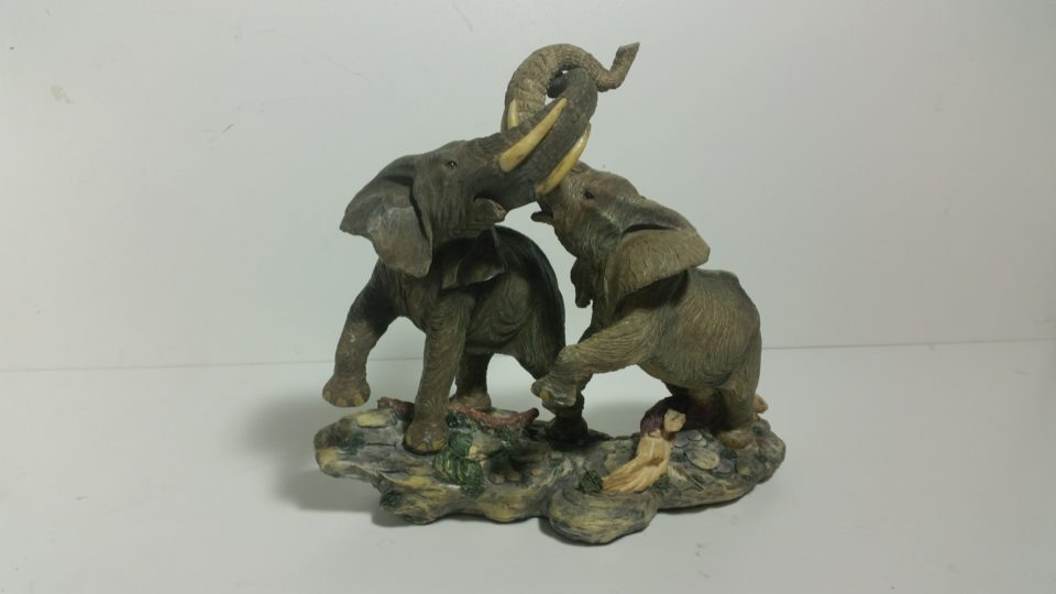 Elefantes cruzando trompas