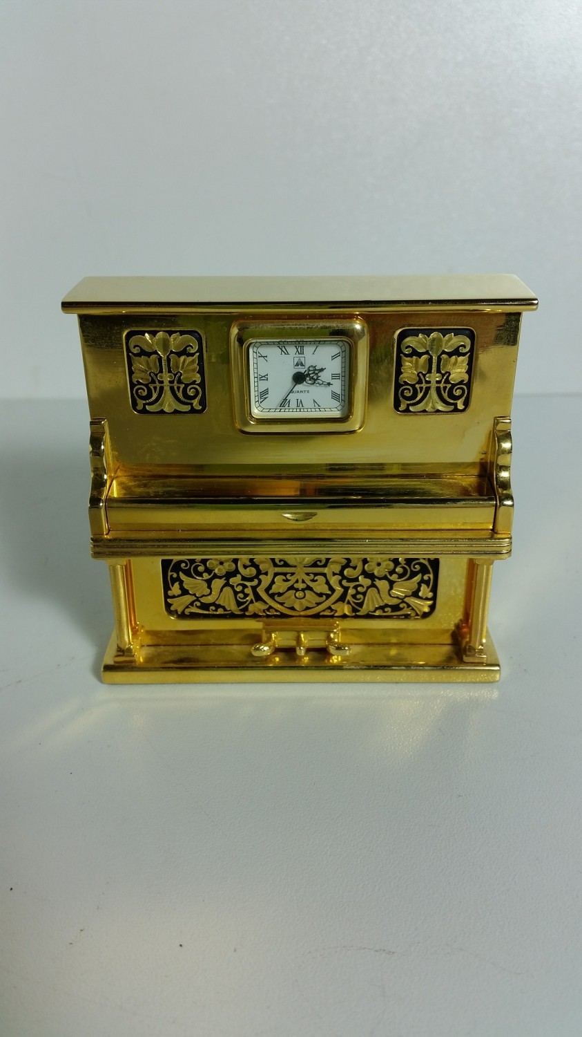 Reloj pianola de oro damasquino