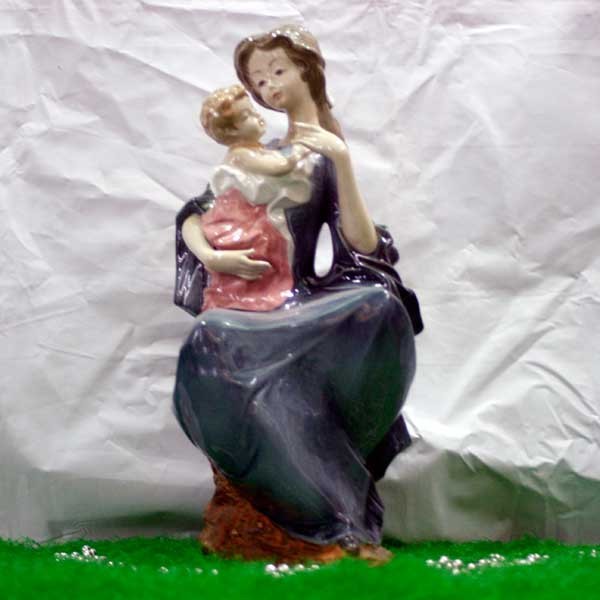 Figura de porcelana de mujer con bebé