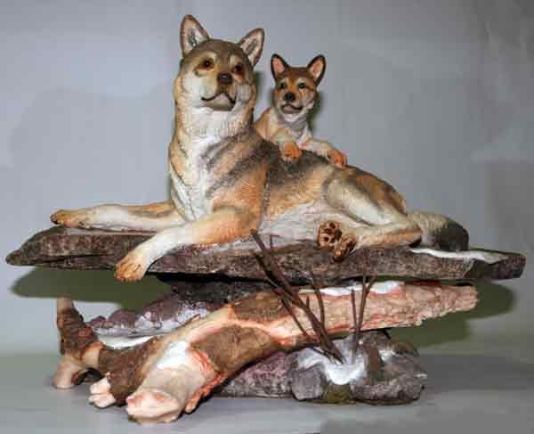 Figura de resina de lobos en piedra