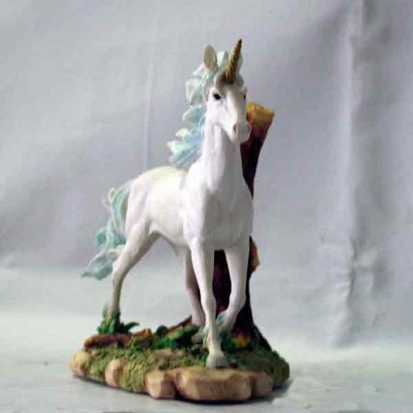Figura de resina de unicornio blanco