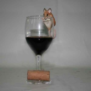 Copa de vino con figura de resina de ratón