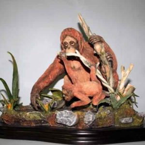 Figura de resina de orangutanes