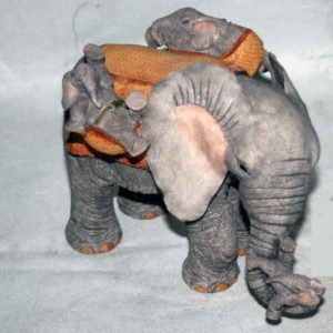 Figura de resina de elefante jugando
