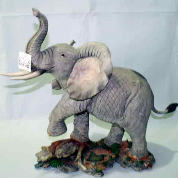 Figura de resina de elefante caminando