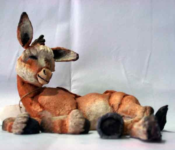 Figura de resina de burro tumbado