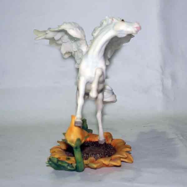 Figura de resina de Pegaso sobre girasoles