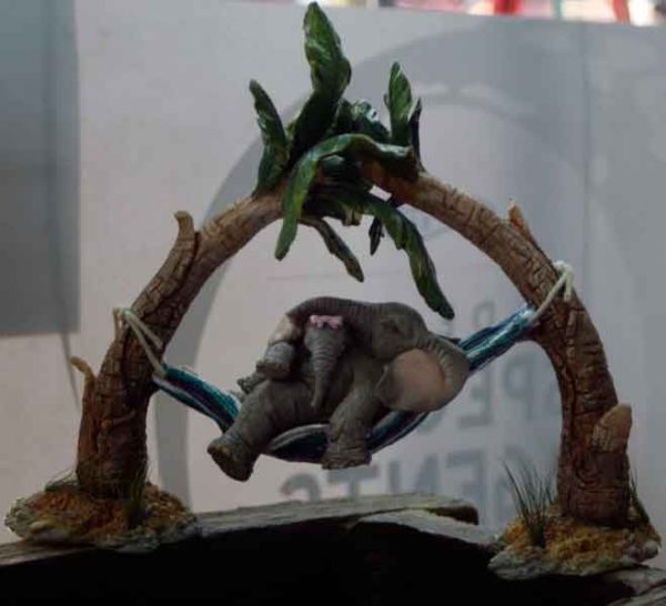 Figura de resina de elefante descansando