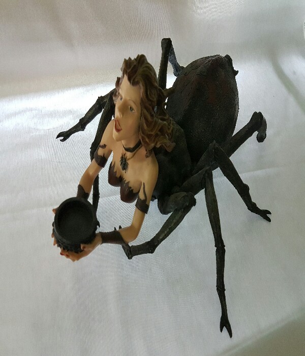 Figura de resina de mujer araña