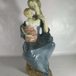 Figura de porcelana de mujer con bebe
