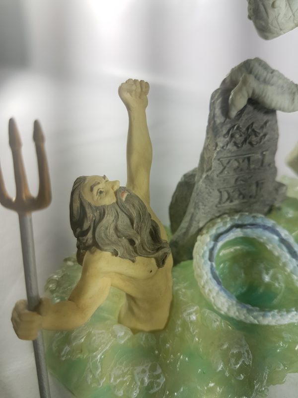 Figura de resina de dragón con Poseidón
