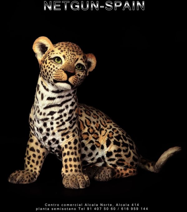 Figura de resina de leopardo cachorro
