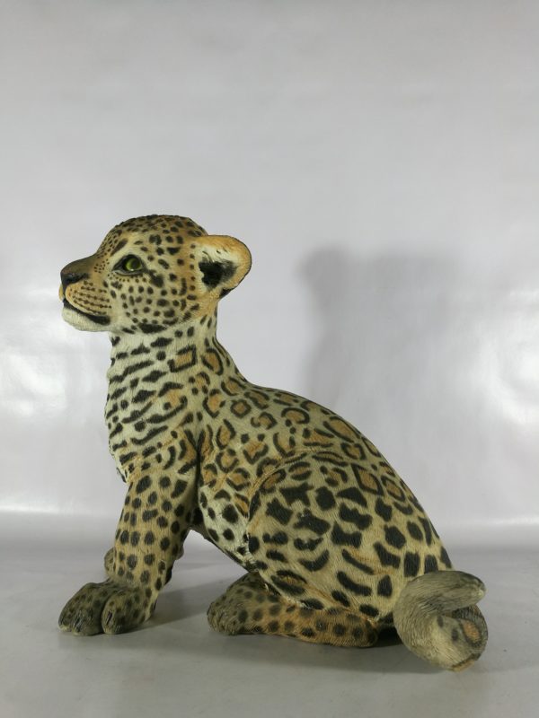 Figura de resina de leopardo cachorro