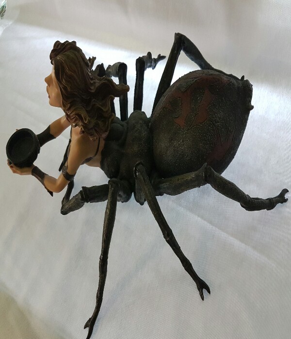 Figura de resina de mujer araña trasera