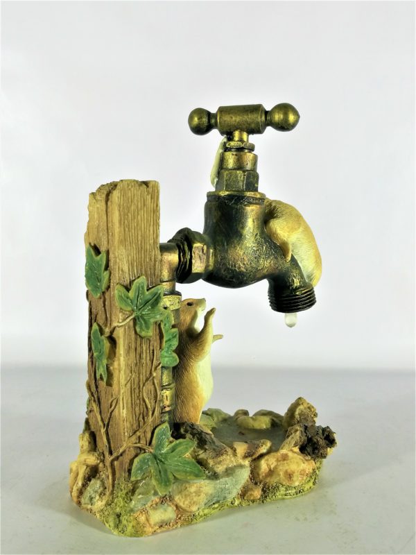 Figura de resina de ratones buscando agua