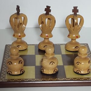 Juego de tres en raya con figuras realizadas en madera. Se trata de un juego clásico, las tres en raya, realizado en madera.