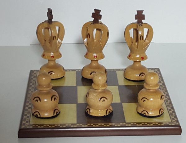 Juego de tres en raya con figuras realizadas en madera. Se trata de un juego clásico, las tres en raya, realizado en madera.
