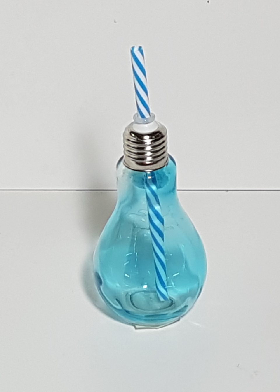 Este producto se trata de una Taza de cristal de color azul con forma de bombilla azul, usada para tomar líquidos