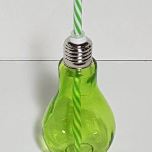Este producto se trata de una Taza de cristal de color verde con forma de bombilla verde, usada para tomar líquidos