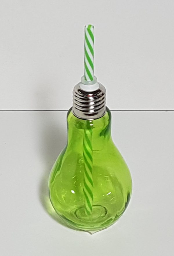 Este producto se trata de una Taza de cristal de color verde con forma de bombilla verde, usada para tomar líquidos