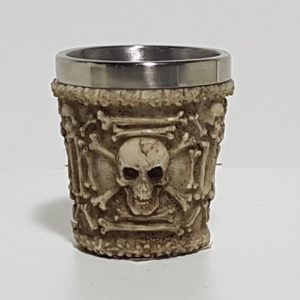 Este producto se trata  de un Vaso de chupito decorado con calaveras y huesos.